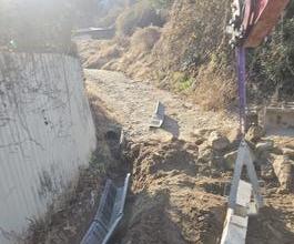 덕이동미니포크레인 산책로 등산로 배수로 정비 경계석집게