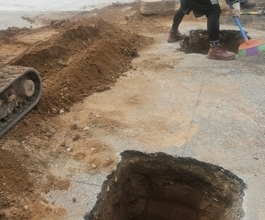 일산미니포크레인 철골구조물세우기 기초터파기하고 폐기물처