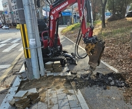 일산미니포크레인 전기차충전주차장에서 전봇대로 배관연결한