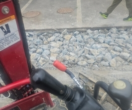 일산동구미니포크레인 주차장바닥꺼짐 침하로 뿌레카바닥깨고